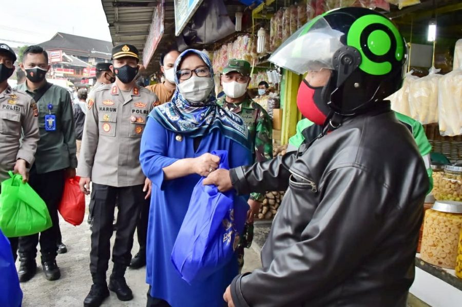 Bupati Bogor Berikan Bantuan Sembako ke Pelaku Wisata dan PKL di Kawasan Puncak