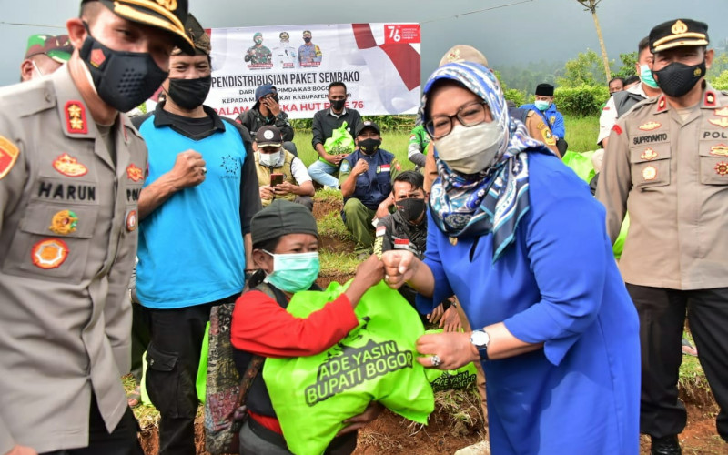 Bupati Bogor Berikan Bantuan Sembako ke Pelaku Wisata dan PKL di Kawasan Puncak