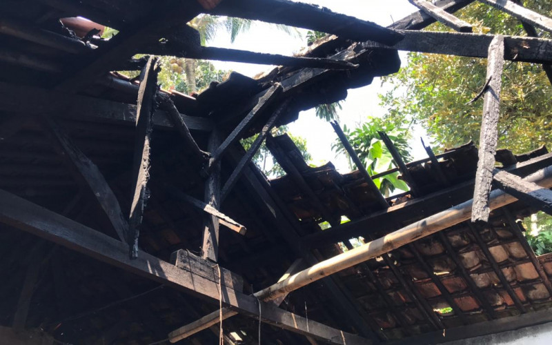 Diduga Konsleting Listrik, Rumah Warga di Purasari Hangus Dilalap Si Jago Merah