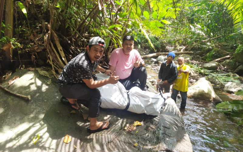 Menyusuri Hutan Sepanjang 3 KM, Polsek Megamendung Evakuasi Mayat ODGJ