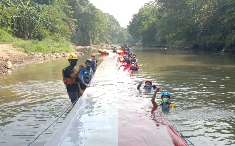 HUT RI Ke-76, Bendera Merah Putih Sepanjang 33 Meter Dibentangkan di Sungai Ciliwung