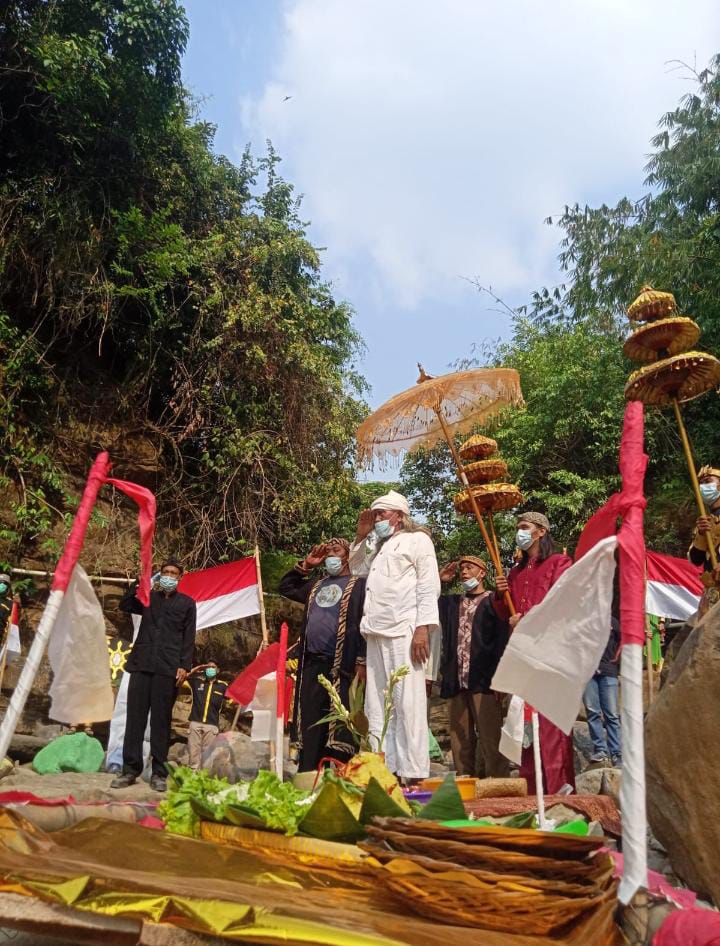 Penggiat Budayawan Bogor Sunda Sajati, Gelar Upacara HUT RI ke 76 di Curug Bersejarah