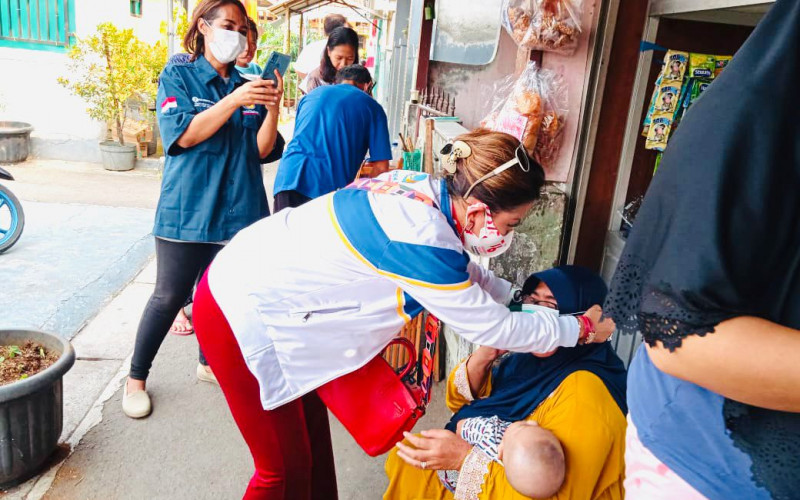 Peringatan HUT RI ke 76, Devie Prihartini Sultani Anggota DPRD Kota Bogor Bagikan Masker