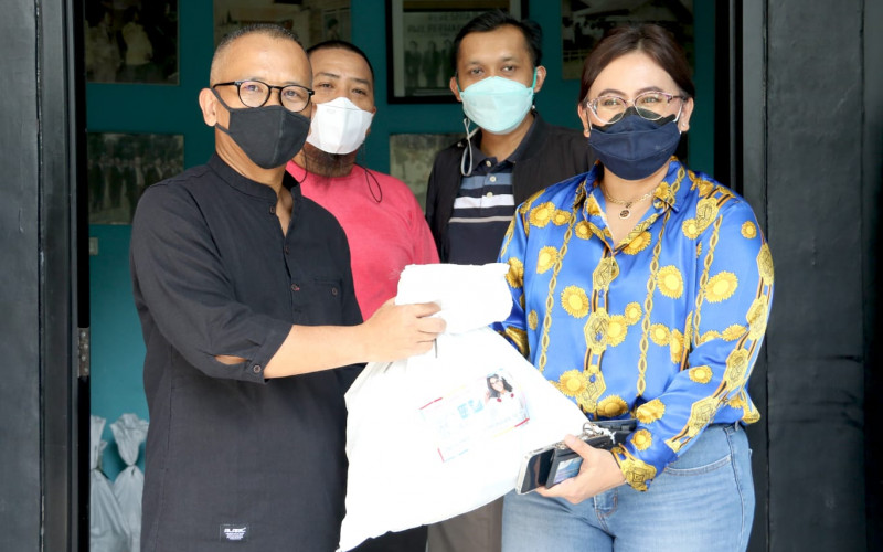 Bulan Bhakti Demokrat, Anita Primasari Mongan Bagikan Sembako ke Insan Pers