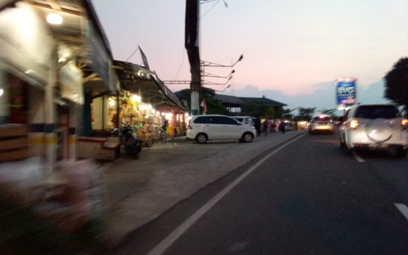 Jalur Puncak Kembali One Way, Pedagang Oleh-oleh Mulai Tersenyum
