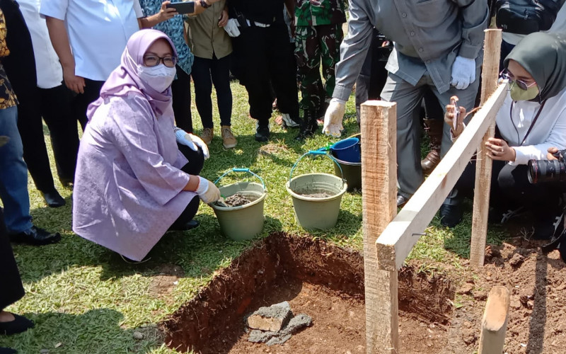 Ade Yasin Letakan Batu Pertama Pembangunan Jembatan Kampung Sipon Karacak