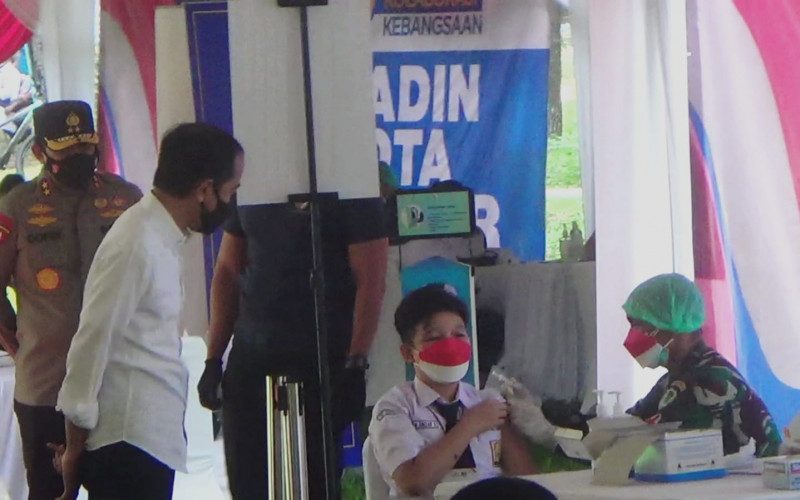Presiden Joko Widodo Tinjau Vaksinasi Kolaborasi Kebangsaan Bagi Pelajar SMP