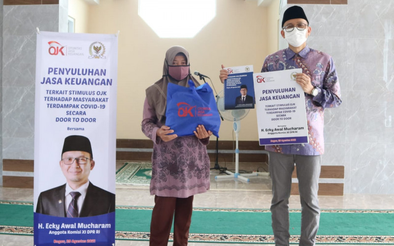 Dukung Program OJK, Ecky dan Yasmina Sosialisasi Stimulus dan Pembagian Sembako
