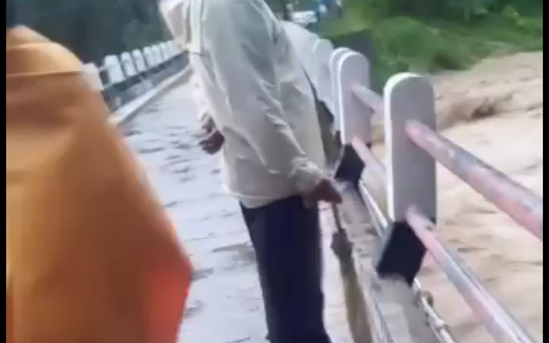 Akibat Sungai Cidurian Meluap, Infrastruktur Rusak Parah dan Jembatan Terputus