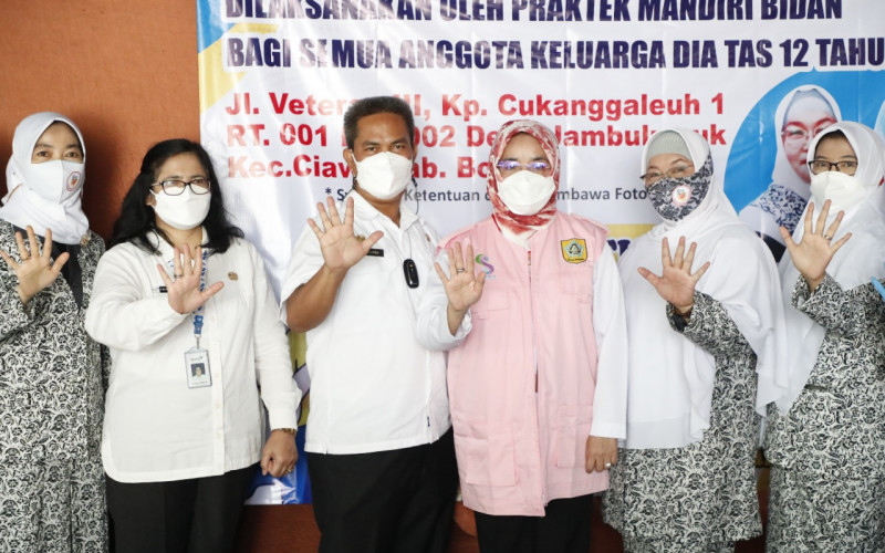 Pemkab Bogor Luncurkan Program Vaksinasi Keluarga di Praktek Mandiri Bidan