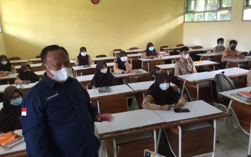 Pastikan Terapkan Prokes, Kadisdik Pantau Langsung PTM di SMPN 1 Bojonggede