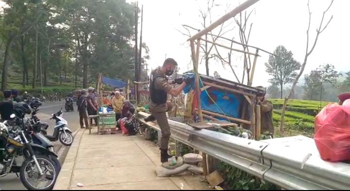 Cegah Potensi Kerumunan, Petugas Siaga di Tempat Wisata Kebun Teh Gunung Mas