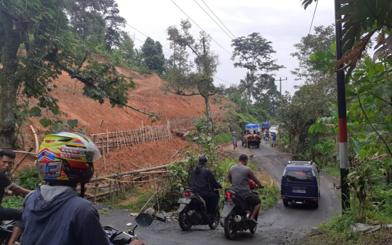 Curah Hujan Tinggi, Jalan Ace Tabrani Kampung Dukuhkawung Amblas