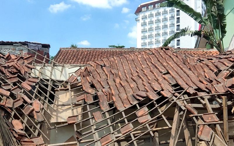 Diduga Sudah Lapuk, Bangunan SDN Otista Bogor Ambruk