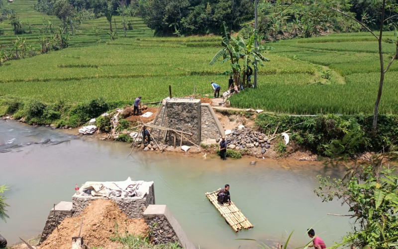 Pemdes Pabangbon Bangun Jembatan dari Program Pisew