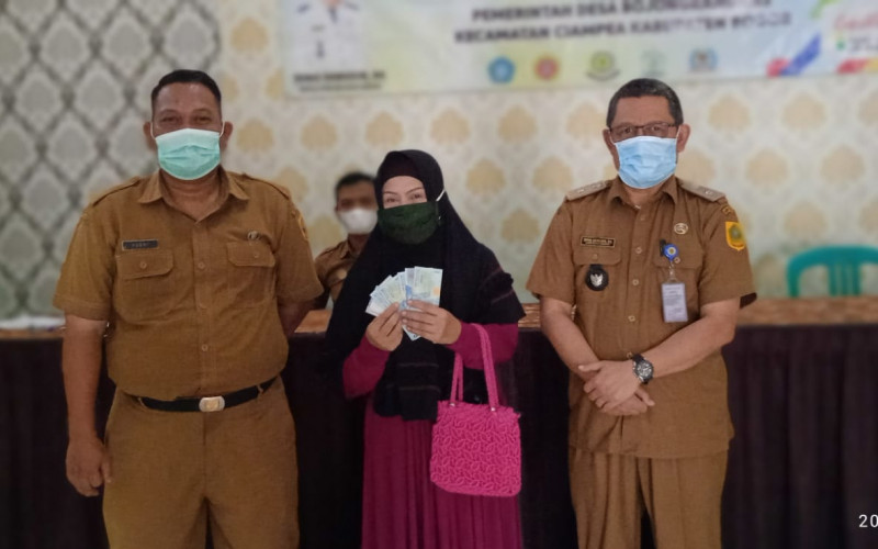 Pemdes Bojong Rangkas Bagikan BLT-DD Tahap ke – 9 Tahun 2021