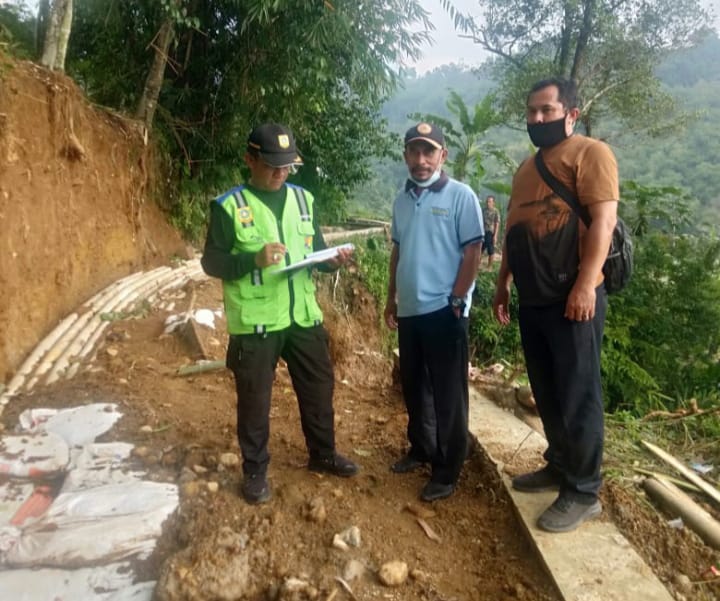 Dampak Curah Hujan Tinggi, Saluran Irigasi Terputus Karena Longsor di Pamijahan