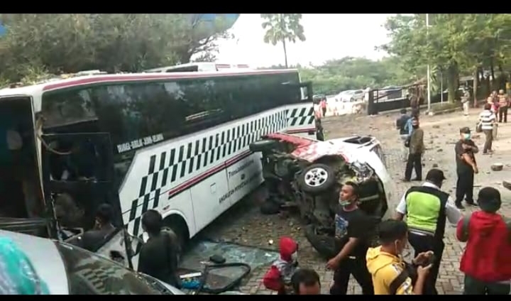 Rem Blong, Bus Tabrak 4 Kendaraan di Halaman Parkir PT MSJ Sentul Barat