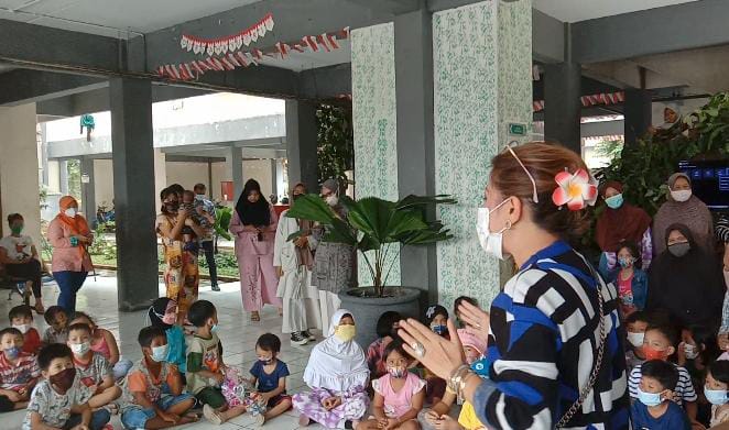 Program Jum’at Ceria, Devie Prihartini Bagikan Makanan ke Anak-anak di Rumah Susun