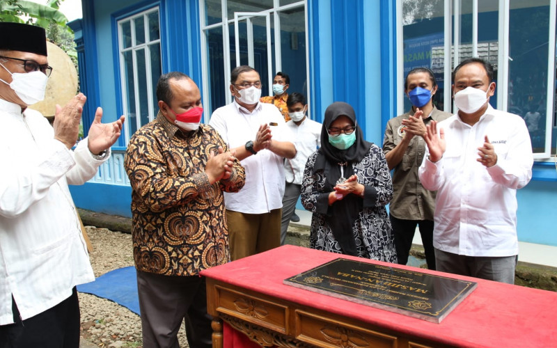 Peresmian Masjid An Naba PWI Kota Bogor, Atang Serahkan Al Quran