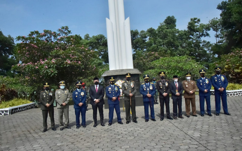 Forkompinda dan Danrem 061 Rayakan HUT TNI ke-76 dengan Ziarah Kubur