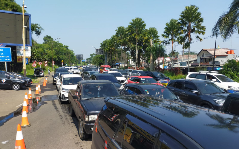 Kendaraan Padat, Polisi Terapkan Oneway ke Arah Puncak
