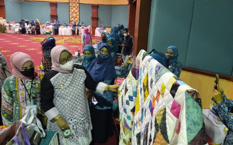 Ade Yasin Beli Bed Cover Senilai Rp3,5 Juta dari Pemenang Lomba Daur Ulang Kain Perca