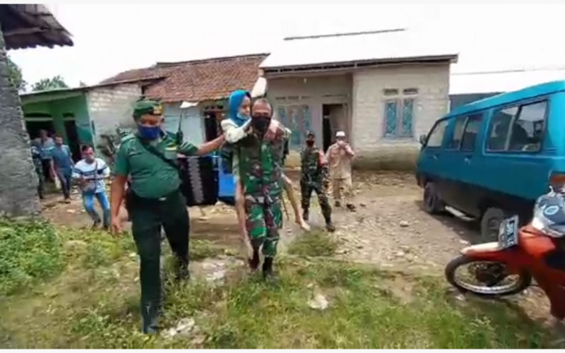 Salut! Aksi Prajurit TNI di Bogor Gendong Nenek-nenek ke Lokasi Vaksinasi