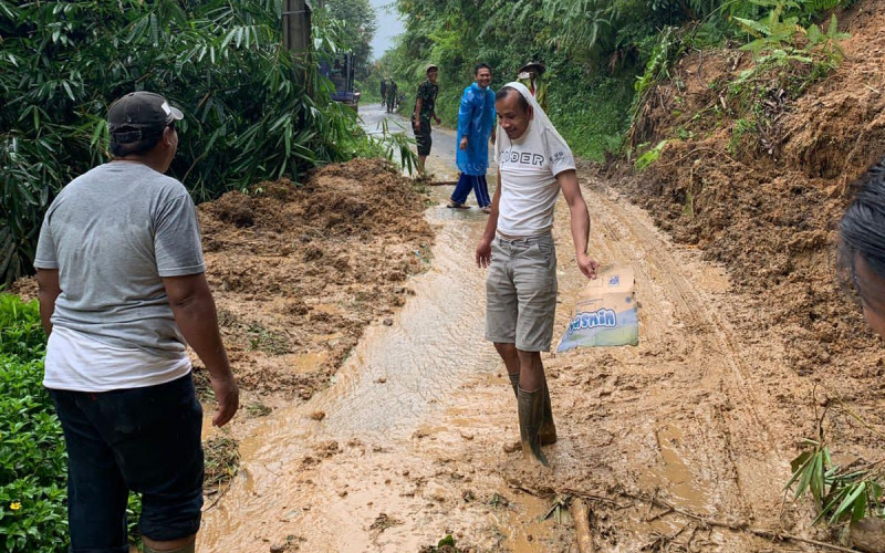 Tebing Setinggi 20 Meter Longsor di Ruas Jalan, Akses Warga Kiarasari Terhambat