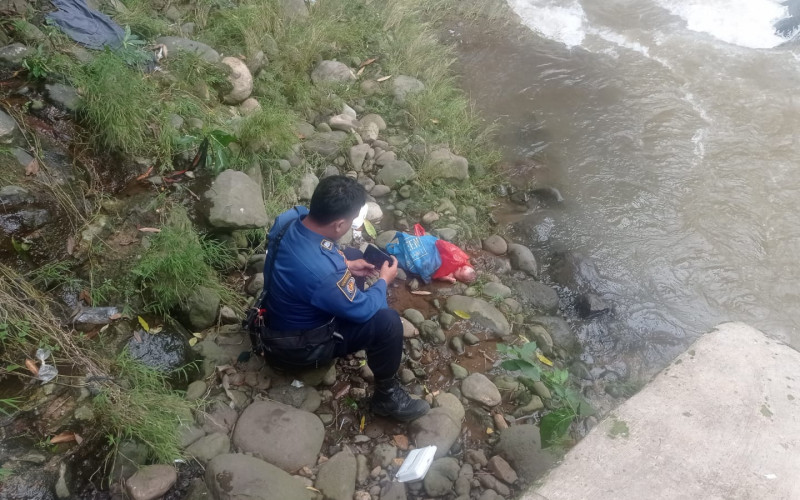 Temuan Mayat Bayi Laki-laki di Bawah Jembatan Gegerkan Warga Sukasari