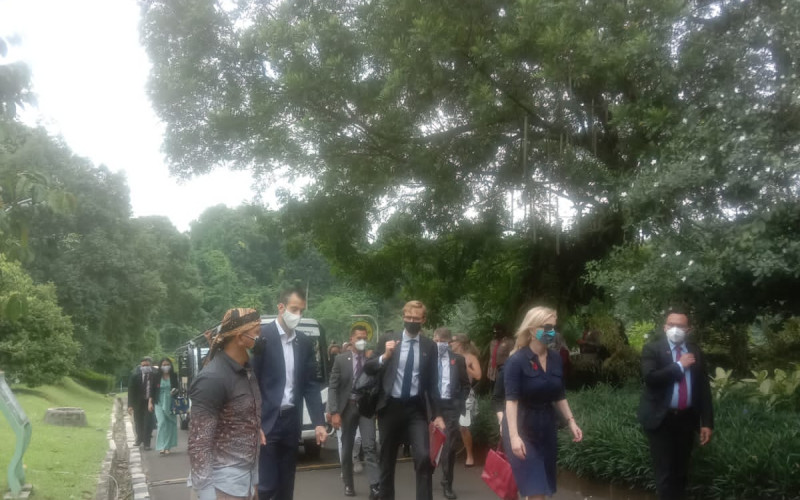 Menlu Inggris Elizabeth Truss Kunjungi Monumen Olivia Raffless di Kebun Raya Bogor