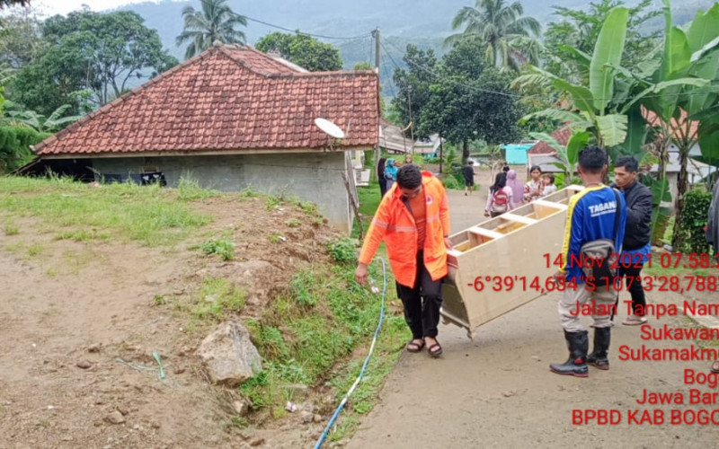 Tanah Bergerak, 182 Warga Sukamakmur Bogor Mengungsi