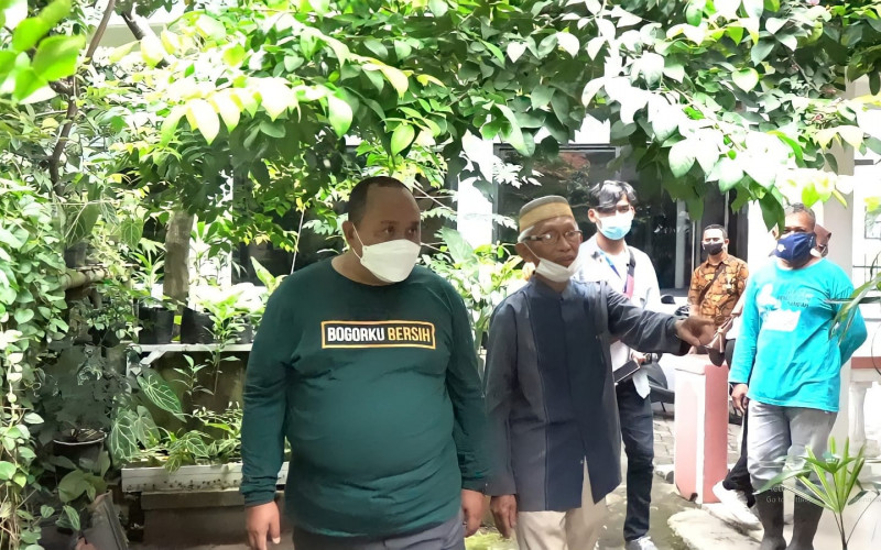 Susuri Perkampungan, Atang Ajak Warga Jaga Kebersihan dan Lingkungan