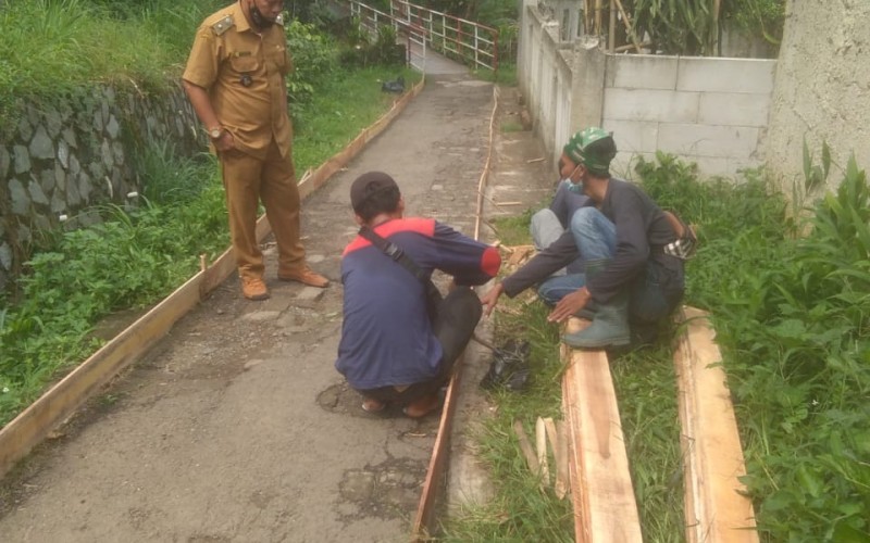 Pemdes Cibatok 1 Gunakan Samisade Untuk Betonisasi dan Hotmix Jaling