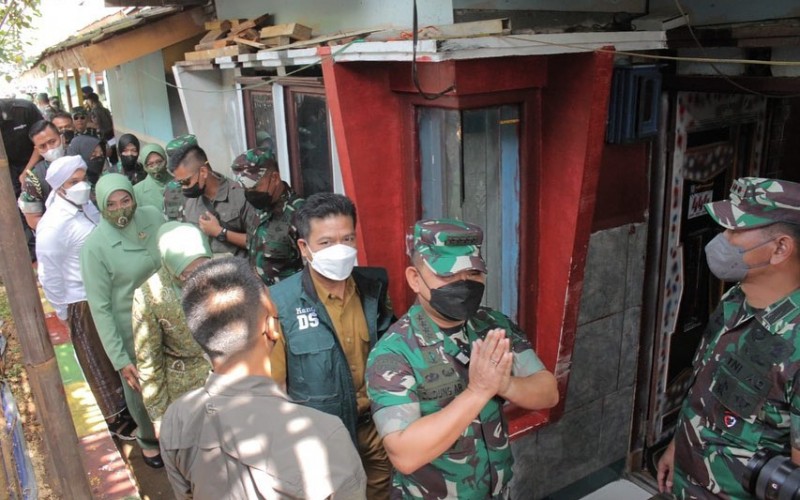 KSAD Jenderal TNI Dudung Abdurahman Sambangi Kediaman Korban Tabrakan di Nagreg