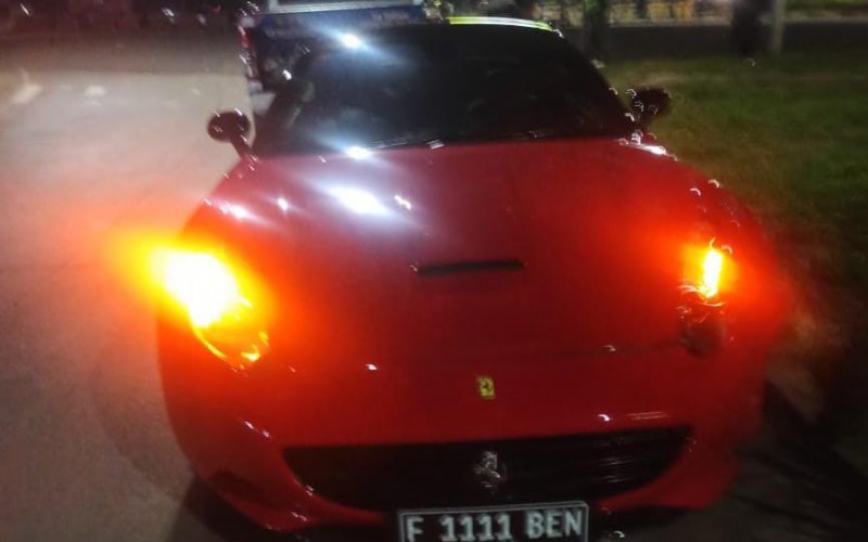 Diduga Trobos Lampu Merah, Vario Tabrak Ferarri di Bogor
