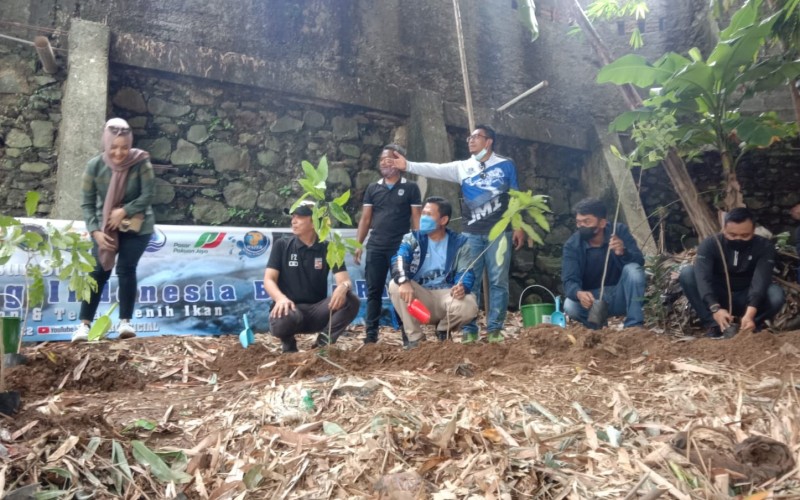 Peduli Lingkungan JMI Tanam Pohon Dan Tebar Benih Ikan di Sekitar Sungai Ciliwung