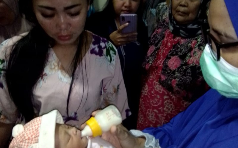 Warga Kali Pasir Leuwisadeng Temukan Bayi Tertutup Daun Pisang