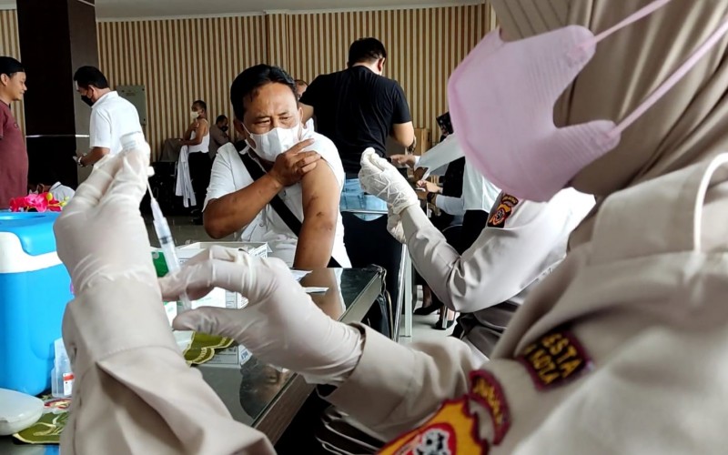 Cegah Omicron, 500 Anggota Polisi di Kota Bogor Disuntik Booster