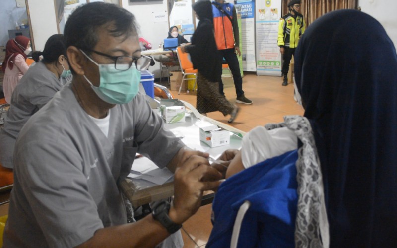 Sesuai Divaksin Covid-19, Ratusan Warga Bogor Dapat Sembako