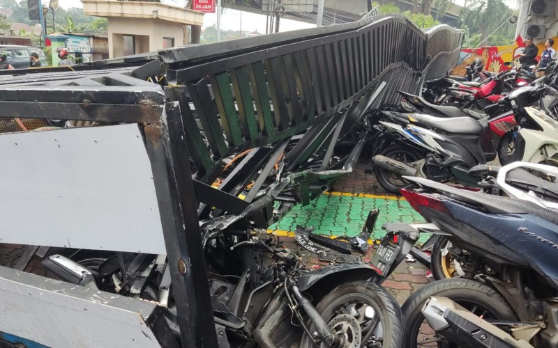 Cuaca Ekstrem Papan Reklame Roboh Timpa Puluhan Motor