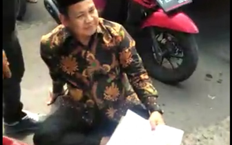 Ahmad Tohawi Anggota DPRD Kabupaten Bogor Cegat Truk Tambang di Tengah Jalan