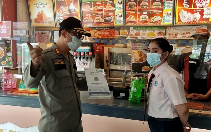 Razia Prokes Pertokoan, Petugas Temukan Pelanggar Tidak Pasang Peduli Lindungi