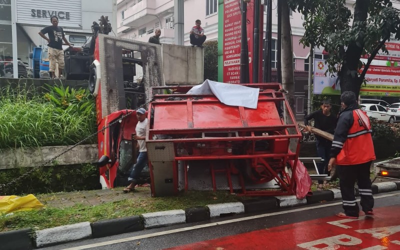 Towing Putus Mobil Pompa Air Milik Damkar DKI Nyungsep