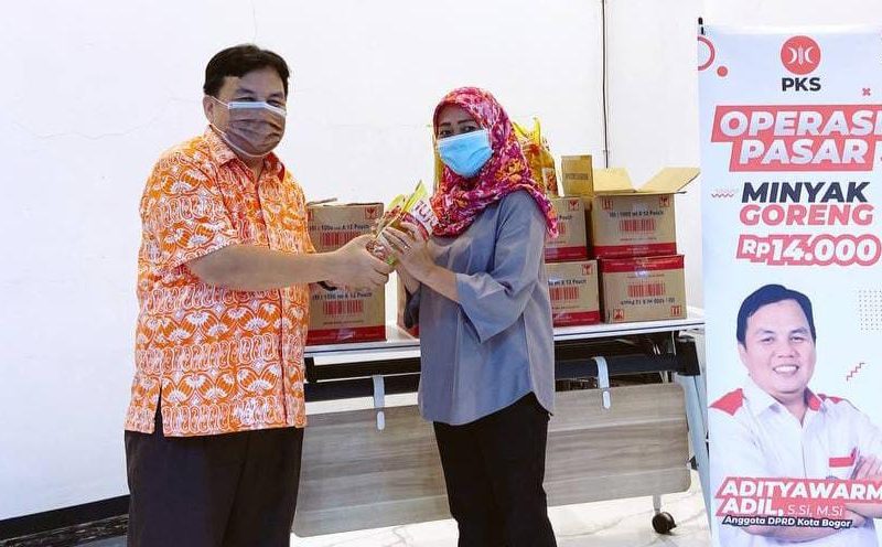 Kurangi Beban Warga, Anggota Fraksi PKS Gelar Operasi Pasar Minyak Goreng