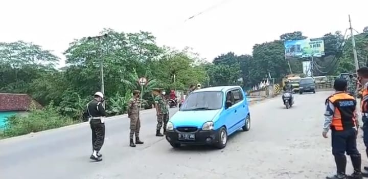 Petugas Gabungan Putar Balik Truk Tambang yang Melintas Diluar Jam Operasional