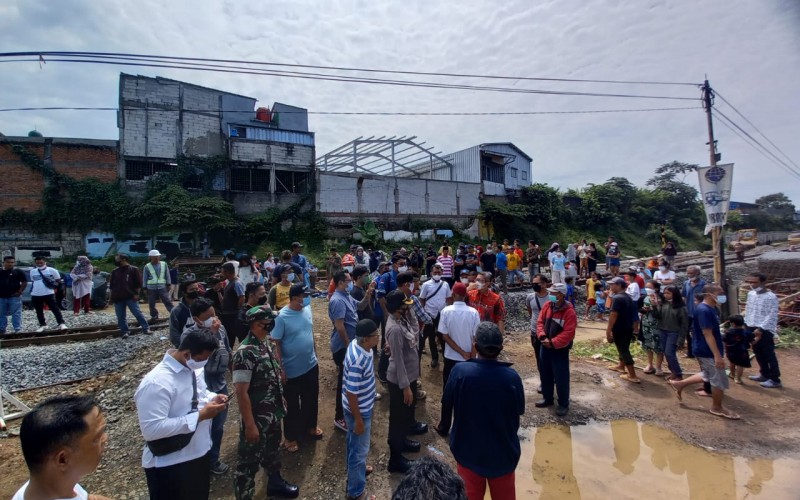 Fasilitasi Mediasi Warga Dengan PT. NK, Wakil Ketua II DPRD Kota Bogor Buka Blokir Jalan Pembangunan Double Track