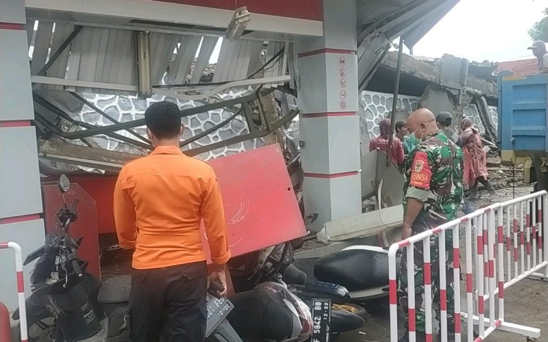 Tembok Pembatas SPBU di Cibinong Roboh Diterjang Angin Kencang