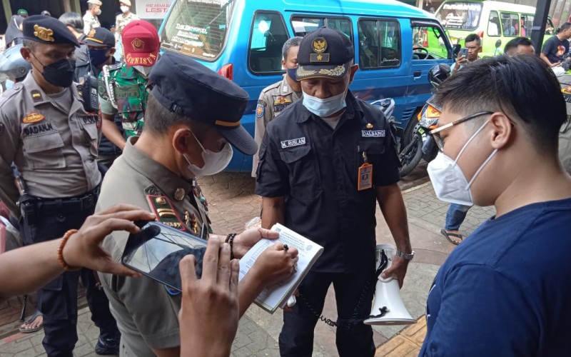 Satpol PP Tertibkan Sejumlah Pedagang yang Berjualan Dijalur Pedestrian