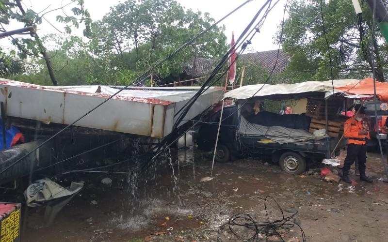 Hujan Angin, Papan Reklame di Sukaraja Roboh